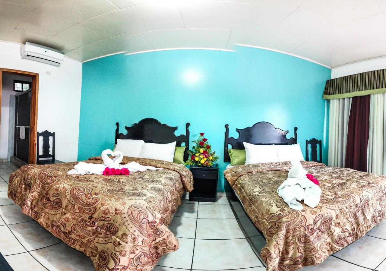 Uw Oasis Hotel La Ceiba Exterior photo